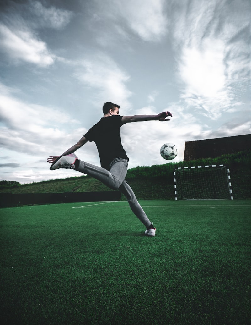 Jugador rematando al arco