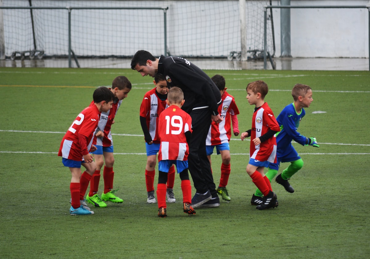 Niños jugando al fútbol